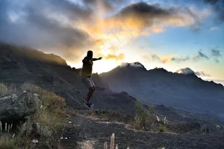 跳，日落，人，快乐，侧影，山