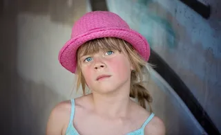 人，人类，儿童，女孩，帽子，脸，蓝眼睛，意见