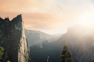 山峦,峡谷,天空,云雾,树,山地景观和日落时的树