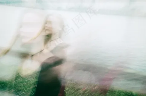 被子,花卉,床单,模糊图片,沙发,女人站在湖岸的运动模糊