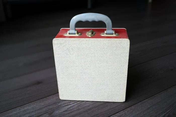 老式便携式黑胶唱片盒，老式音乐