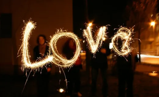 光绘,工艺品,酒杯,轿车,街灯,单词爱由烟火在晚上