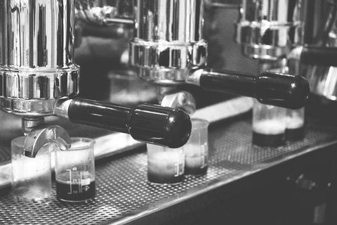 灯具,沙发,酒吧,餐饮场所,夜总会,制作中的意式浓缩咖啡