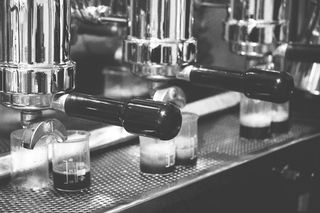 灯具,沙发,酒吧,餐饮场所,夜总会,制作中的意式浓缩咖啡