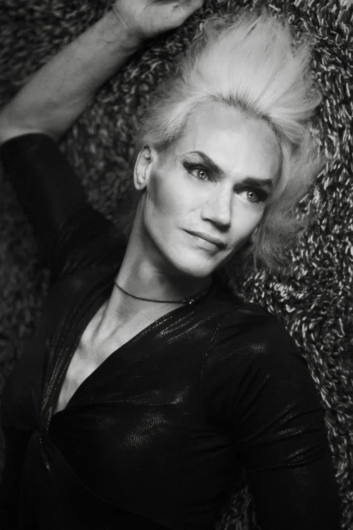 女子，金发，肖像，黑色和白色，变性人