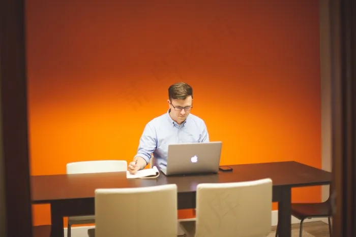 人物特写,辩论,卡通动漫人物,屏幕截图,商务局,男子青少年办公室的MacBook
