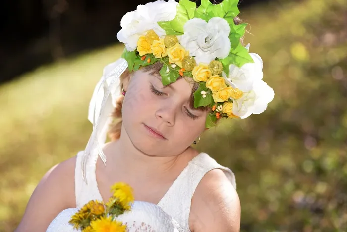 人的，孩子，女孩，脸，头饰，鲜花，草地