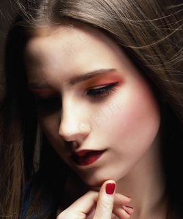 美丽的女人，用手托住下巴的肖像