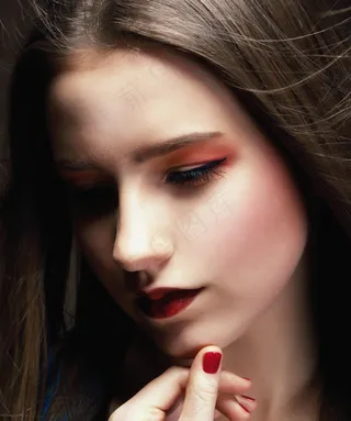 美丽的女人，用手托住下巴的肖像