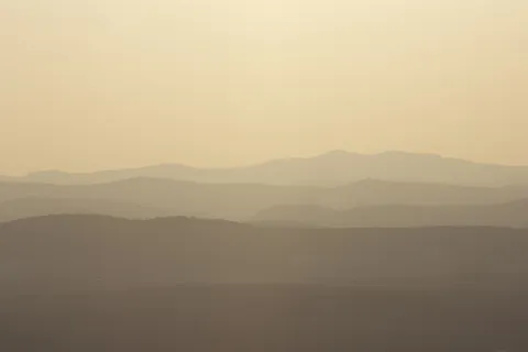 天空,山峦,墙,模糊图片,树,山剪影 天空,山峦,墙,模糊图片,树,山剪影