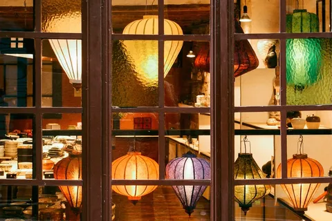 门,窗,鸟笼,酒柜,展示架,商店橱窗后面的灯笼