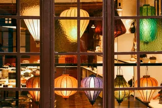 门,窗,鸟笼,酒柜,展示架,商店橱窗后面的灯笼