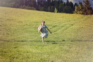 儿童，女孩，草地，运行，泰迪熊，性质，欢乐