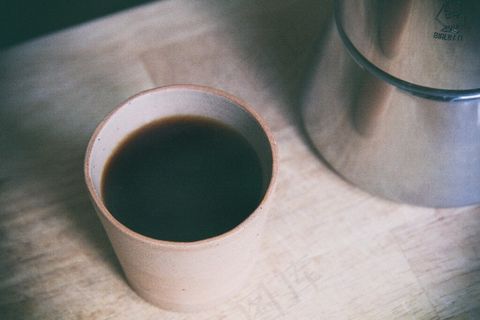 罐子,音箱,杯子,马克杯,瓷罐,咖啡渗滤器和桌子的杯子