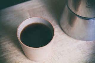 罐子,音箱,杯子,马克杯,瓷罐,咖啡渗滤器和桌子的杯子