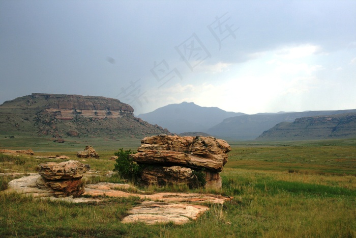 大块岩石，板块岩石，泥土色，突如其来的风暴