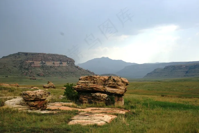 大块岩石，板块岩石，泥土色，突如其来的风暴