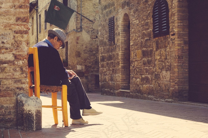 老，文家，浅顶软呢帽，坐在，椅子，街，鹅卵石