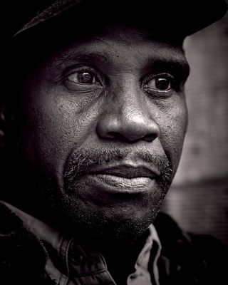 格雷格·奥登,人物特写,屏幕截图,钢笔画,非洲黑人,无家可归的人的黑白肖像