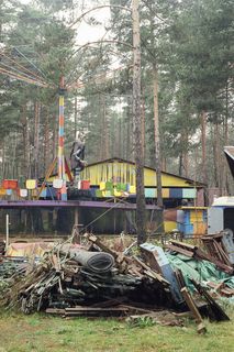 摩托车,树,轿车,街道,居民楼,被遗弃的游乐园