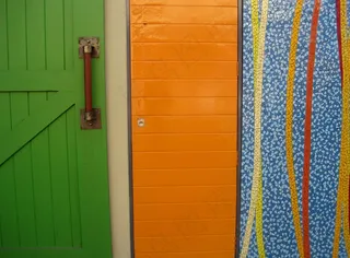 三个面板，一个绿色门，一个橙色面板，面板