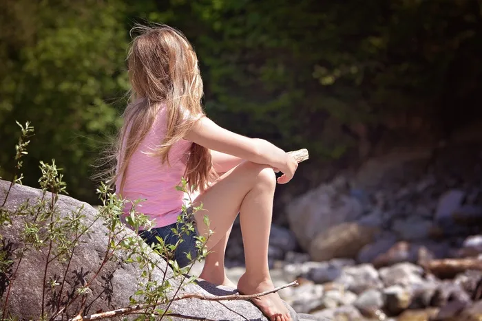 人，人，儿童，女孩，金发，长长的头发，坐