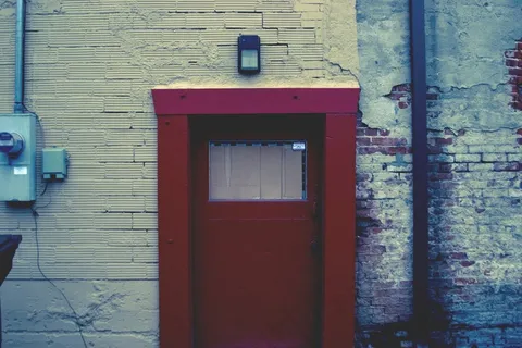 电话亭,门,轿车,砖红色,柜子,在上方的老房子里的门