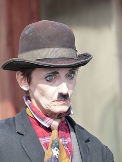 穿戴,卡通动漫人物,男孩,人物特写,屏幕截图,查理·卓别林服装中的老人肖像