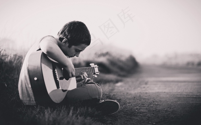 男孩在户外玩吉他，BW