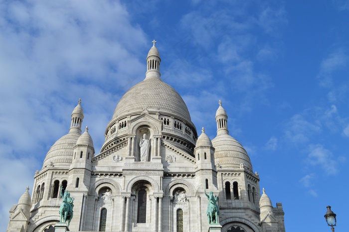 建筑,轿车,剧院/博物馆/礼堂,卡通动漫人物,天空,圣心大教堂和乌云密布的天空