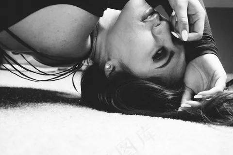 婴儿,人物特写,女孩,合照,美女,摆在地板上的少妇的黑白图象 婴儿,人物特写,女孩,合照,美女,摆在地板上的少妇的黑白图象