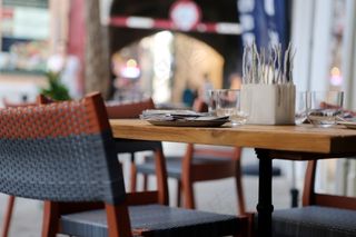 餐厅，咖啡厅，桌子，自助餐厅，酒吧，午餐