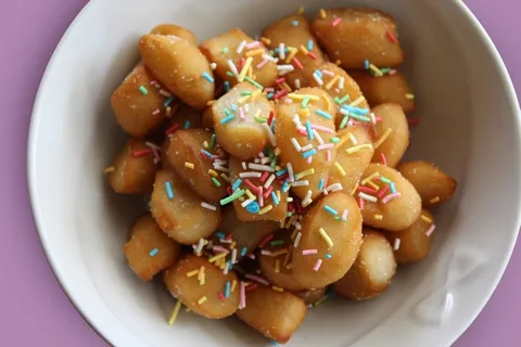 甜,Struffoli,典型的甜,膳食,食品,食谱 甜,Struffoli,典型的甜,膳食,食品,食谱