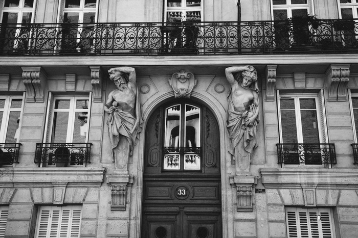 轿车,居民楼,金属栏杆,建筑,窗户,古代房屋立面的黑白图像