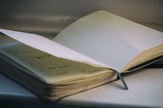 书本,书籍,笔记本电脑,笔记本,床垫,：桌上的笔记本