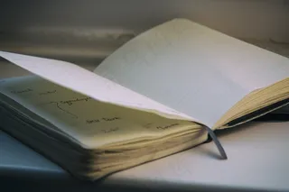 书本,书籍,笔记本电脑,笔记本,床垫,：桌上的笔记本