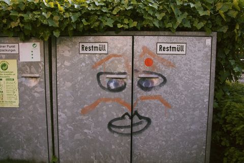 街头涂鸦,门,窗,砖红色,,垃圾箱