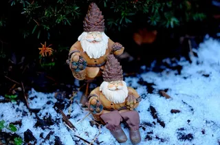 小鬼，冬天，寒冷，雨夹雪，沉思