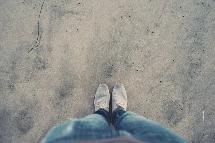 脚，腿，鞋子，站立，牛仔裤，地板，下，沙