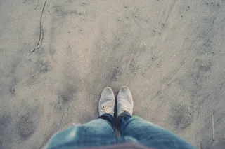 脚，腿，鞋子，站立，牛仔裤，地板，下，沙