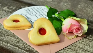 玫瑰，信封和心形蛋糕