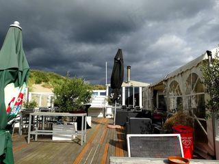 城市街道,建筑,海洋,巷道,江河,Donkere wolken boven zonnig terras