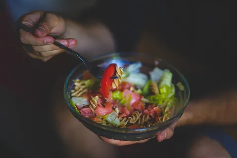 工艺品,面塑,玩具,花瓶,吊坠,男人吃意大利面和番茄沙拉 工艺品,面塑,玩具,花瓶,吊坠,男人吃意大利面和番茄沙拉