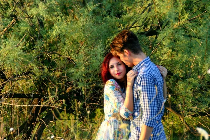 婚纱写真,美女,花海,麦田,松林,年轻的男人和女人在灌木丛中拥抱