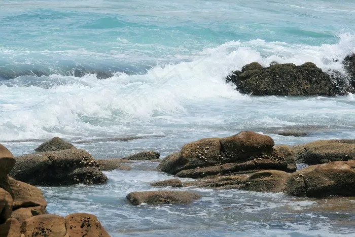 在岩石上冲浪，海，海洋，波浪，白色，泡沫，岩石