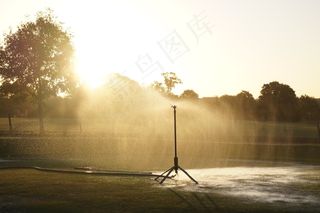 天空,浓雾,湖泊,街灯,浮尘天气,公园洒水
