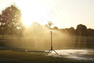 天空,浓雾,湖泊,街灯,浮尘天气,公园洒水