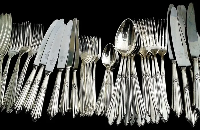 餐具，盘餐具，刀，叉子，勺子，银器