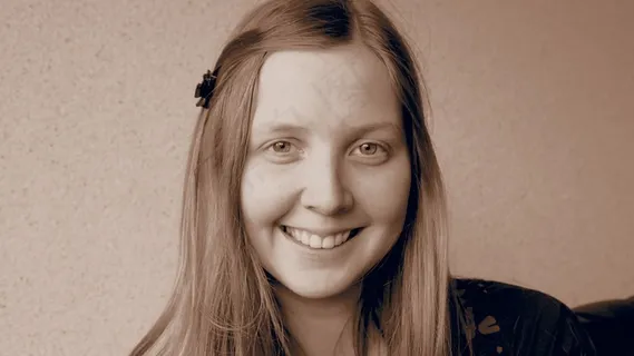 女孩,微笑,金发,长长的头发,开放,柔软 女孩,微笑,金发,长长的头发,开放,柔软