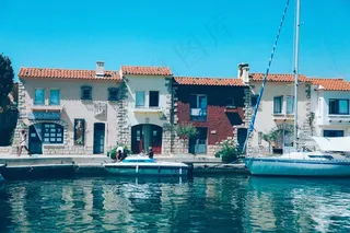 海洋,游泳池,体育场馆,建筑,居民楼,海滨与帆船和房屋